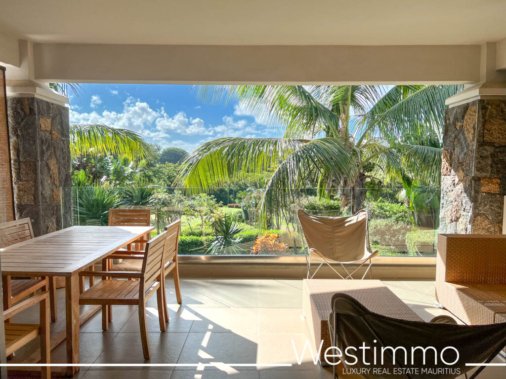 "Image of a magnificent luxury seafront apartment for sale, located in a secure complex offering top-of-the-range services.